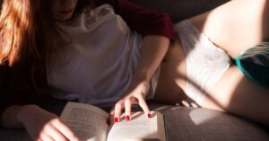 devojka čita erotsku porno priču