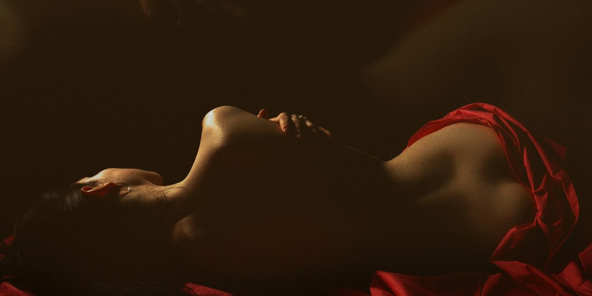 Gole Devojke i Erogene Zone