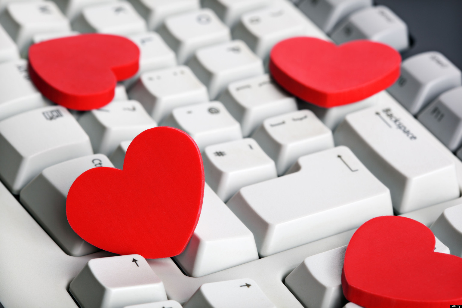 Как можно общаться в интернете. Интернет любовь. В сетях любви. Сердечко компьютерное. Любовь к компьютеру.